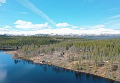 Fossvatnhytta – Meråker. God standard på hytta som ligger idylliske til ved Fossvatnet. Passer for familier med barn – ta gjerne med sykkel og kano.