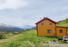 Hølbekkmoen – Rana. Hølbekkmoen er en 260 år gammel fjellgård med flott beliggenhet høyt oppe i Øverdalen i Rana (345 m.o.h.) Fantastisk utsikt på en klar dag.