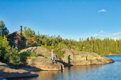 Kongendamshytta – Kongsberg. Historisk, nyoppussa lita hytte som ligger på en odde ved Kongens Dam i Sølvverksskogen.