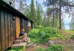 Lomtjønnstua – Hemnes Koselig tømmerhytte som ligger et fint turområde like ved to fine vatn; Stormyrbassenget og Lomtjønna.