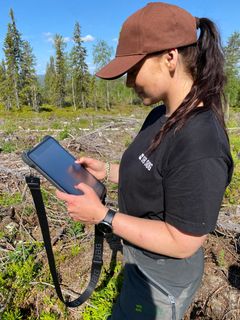 Viktig verktøy. Connie Johansen med sin iPad.