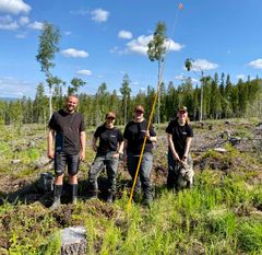 Teamet i Ljørdalen 13. juni var fra venstre Geir Silkoset fra SB Skog, Connie Johansen fra SB Skog, og Evenstad-studentene Marita Myrene og Christina Anouk Holtslag. Marita viser fram den lange tellestanga.