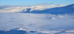 Søndre og Nordre Kirkstein stikker opp av tåka i Saltfjellet