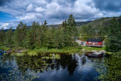 Sandtjennhytta - trivelig hytte i vannkanten ved Sandtjenn i Nissedal