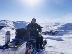 Kjetil tar pausen på scooteren i flott vintervær