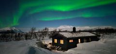 Leinahytta i Bardu nder nordlyset!