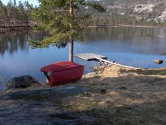 Sandtjennhytta i Nissedal har en flott beliggenhet ved Sandtjenn