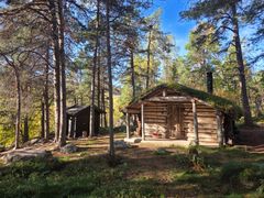 Anjavassbu - ei lita og koselig tømmerkoie med historie i veggene