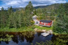 Sandtjennhytta – trivelig hytte i vannkanten ved Sandtjenn i Nissedal