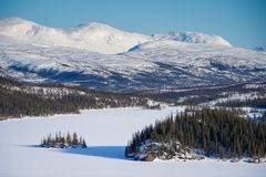 Gåsvasshytta ligger ved utløpet av Gåsvatnet - og kan så vidt skimtes litt til høyre for midten av bildet. Storslått natur!