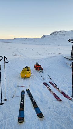 Med ski og pulk er de første turistene ankommet turisthytta i Conujavre i Narvikfjellene