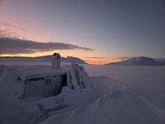 Moskanhytta - åpen by - øst for Rostadalen på nordsida av Moskanjavri.
