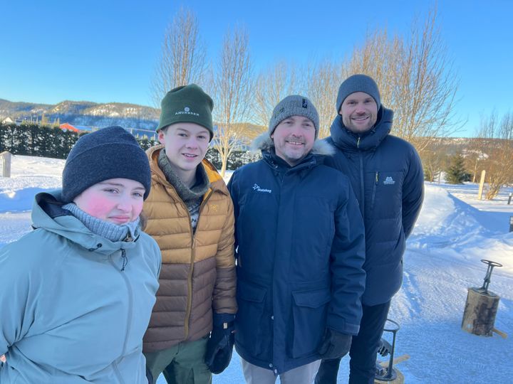 Fra lanseringen av Statskogs satsing på flere sommerjobber i skogbruket. Ungdommer som har hatt sommerjobb i skogen i regi av JOB:U, (f.v.) Ane Dahl og Oliver Bergin. Her sammen med administrerende direktør i Statskog, Gunnar Lien, og landbruks- og matminister Nils Kristen Sandtrøen.