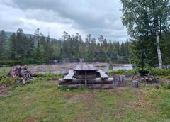 Benk, bord og bålpanne som rasteplass på tur