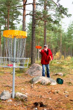 Mann kaster frisbee mot en av flere kurver