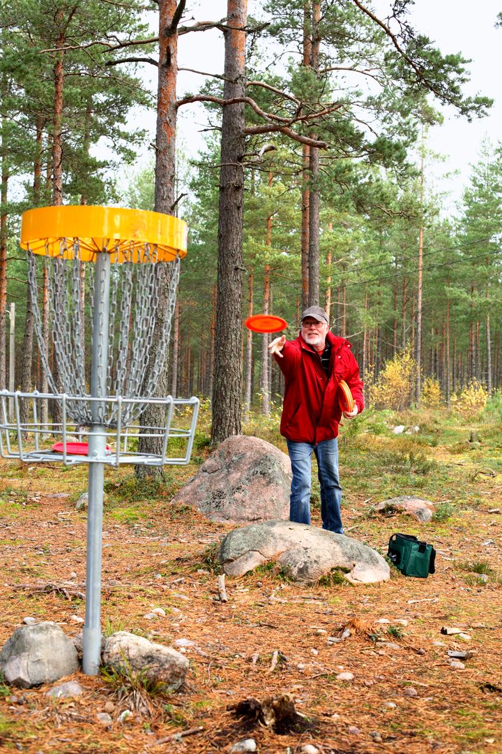Mann kaster frisbee mot en av flere kurver