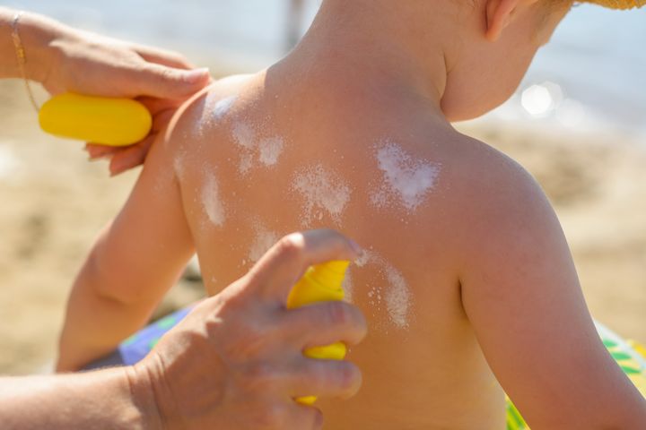 VÆR VARSOM: Billig solkrem kjøpt i utlandet eller fra utenlandske nettsider kan være falsk, ikke gi solbeskyttelse og inneholde stoffer som er farlige for huden, advarer Farmasiet og Patentstyret.