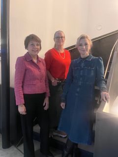 Elisabeth Haug, daglig leder Farmasiet, Karianne Tung, Digitaliseringsminister og Bodil Rabben, divisjonsdirektør i Norsk Helsenett