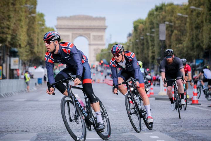 Vetle Thorn og Casper Stornes på "bike familiarisation" i løypa i sentrum av Paris. De to trener sammen nesten hele året. Foto Wagner Araujo | World Triathlon