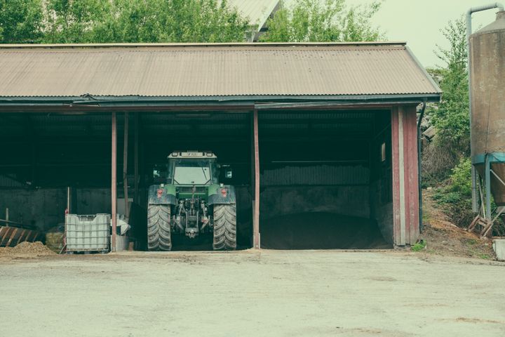 FARLIG ARBEIDSPLASS: Et betydelig antall nestenulykker og urapporterte hendelser kommer på toppen av de allerede registrerte uhellene på norske gårdsbruk, viser en ny undersøkelse (Foto: Bård Gundersen)