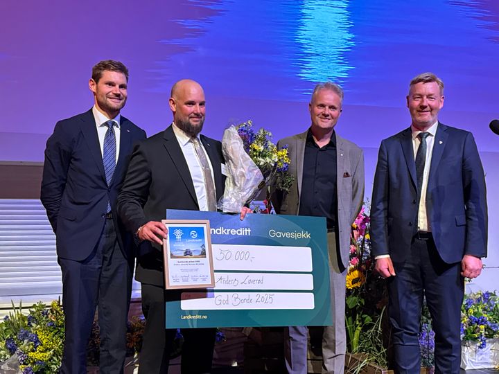 F.V Nils Kristen Sandtrøen (Landbruks- og matminister), Anders Løverød (stolt vinner), Hans Edvard Torp (styreleder Landkreditt) og Bjørn Gimming (leder Norges Bondelag)