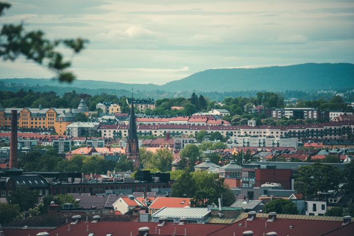 Selv om boligprisene er høye i Oslo, er beboerne i hovedstaden mindre bekymret for renta enn folk i Innlandet.