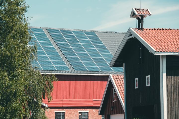 EGEN STRØM PÅ TAKET: Interessen for installasjon av solenergi har tatt seg opp igjen blant bøndene, ifølge flere fagmiljøer.