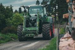 BRANNALARM: Toppsesong for bruk av motoriserte arbeidsmaskiner kan gi økt brannrisiko, hvis ikke gode sikkerhetsrutiner blir fulgt, advarer bransjeeksperte