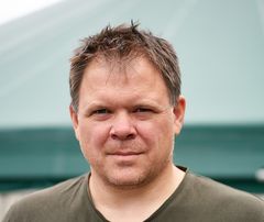 Roar Lian Svanem driver med melk og kjøtt på Svanem Gård i Heim.