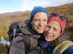 Julie og Christopher Weyde driver med melk og kjøtt av storfe og sau på Bergtun Gård i Rennebu.