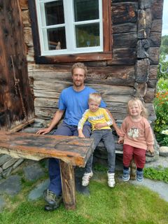 Sigmund Heensbakken og Ida Østvold Heensbakken driver med geitemelk og kjøtt av sau og geit på Bakken i Vang i Valdres.