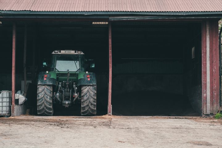 BØR SJEKKES FØR VINTEREN: Det er nå bøndene gjør lurt i å ta frem sjekklisten for å unngå brann i traktor og arbeidsmaskiner, råder bransjeeksperter