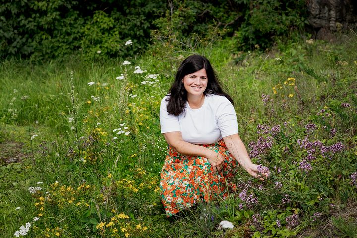 Generalsekretær i WWF Verdens naturfond, Karoline Andaur, sitter i en blomstereng.