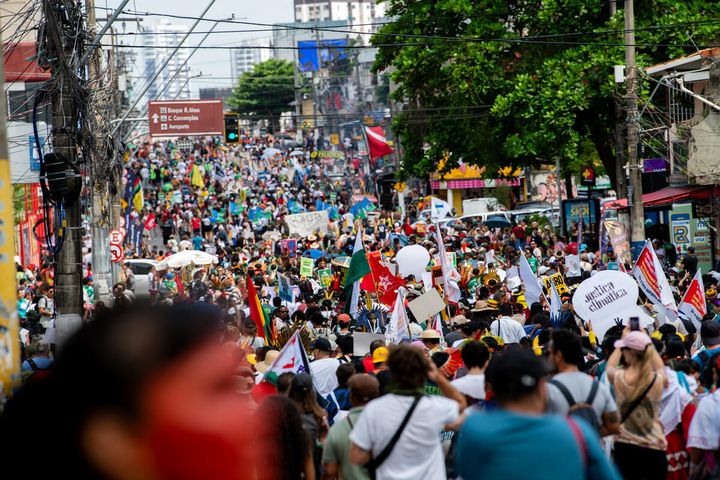 Oversiktsbilde av mange hundre folk som fyller gatene av Belém.