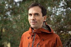 HÅPER PÅ BLOMSTRENDE VEIKANTER: Biolog i WWF Verdens naturfond, Sverre Lundemo håper kommunene tar oppfordringen om å la noen veikanter blomstre i sommer.
