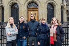 Slår sine pjalter sammen (f.v.): Helga Lerkelund (Naturvernforbundet), Sigrid Hoddevik Losnegård (Natur og Ungdom), Eirik Lindebjerg (WWF Verden naturfond), Tale Hungnes (Fremtiden i våre hender), Haldis Tjeldflaat Helle (Greenpeace)