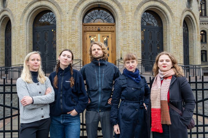 Slår sine pjalter sammen (f.v.): Helga Lerkelund (Naturvernforbundet), Sigrid Hoddevik Losnegård (Natur og Ungdom), Eirik Lindebjerg (WWF Verden naturfond), Tale Hungnes (Fremtiden i våre hender), Haldis Tjeldflaat Helle (Greenpeace)