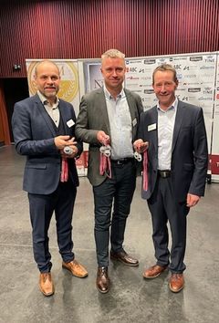 Stolte medaljevinnere. Fra venstre: Tore Sundfær, Prod. Medarbeider (kokk), Håvard Gausen, daglig leder i Inderøy slakteri og Svein Harald Kirknes, Produksjonsleder (pølsemaker).