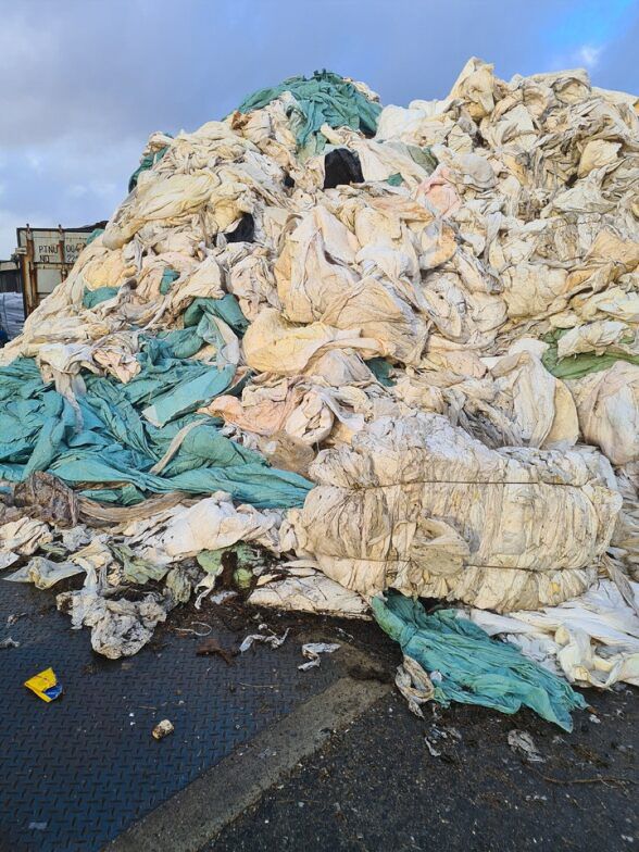 Miljødirektoratet kontrollerte om plastavfall fra landbruk- og fiskerisektoren ble eksportert på lovlig vis. Mye av plasten inneholdt miljøgifter, og eksportørene hadde ikke tillatelse fra Miljødirektoratet til å eksportere det.