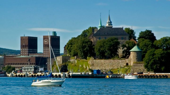 Oslo rådhus og Akershus festning, sett fra sjøen