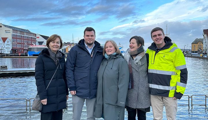 Bilde av fem personer som står på en havn i Stavanger.