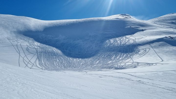 Et snødekt villreinområde med mye spor etter ulovlig snøskuterkjøring på Vikafjellet i Vestland fylke.