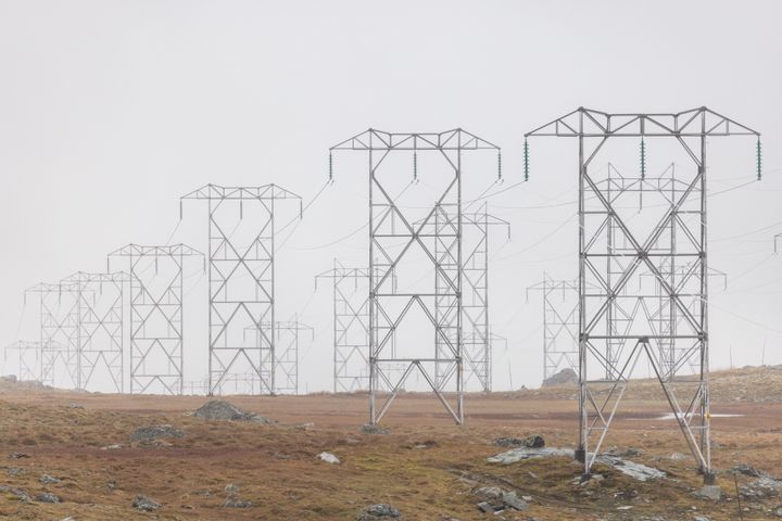 Mellom 55 og 60 prosent av reduksjonen i inngrepsfri natur dei siste fem åra kjem av energiutbygging. Biletet viser høgspentleidningar i Fardalen i Årdal kommune, Vestland fylke. Biletet kan brukast av media i samband med denne saka.