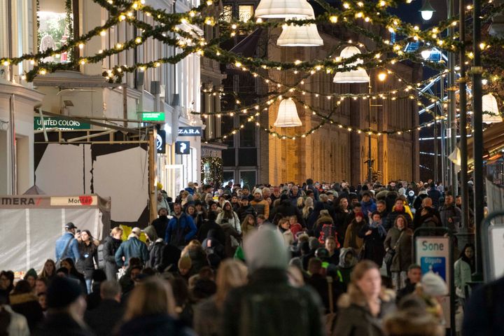 Bilde av mange personer som er på shopping i en gate i Oslo.