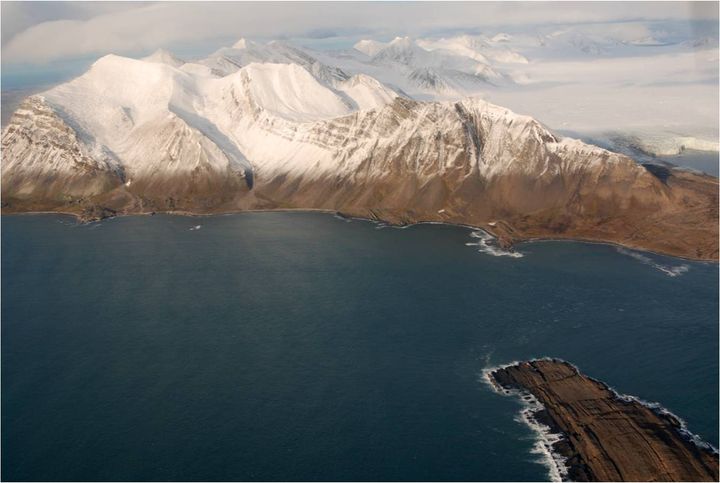 Bilde av snøflakte fjell på Svalbard.