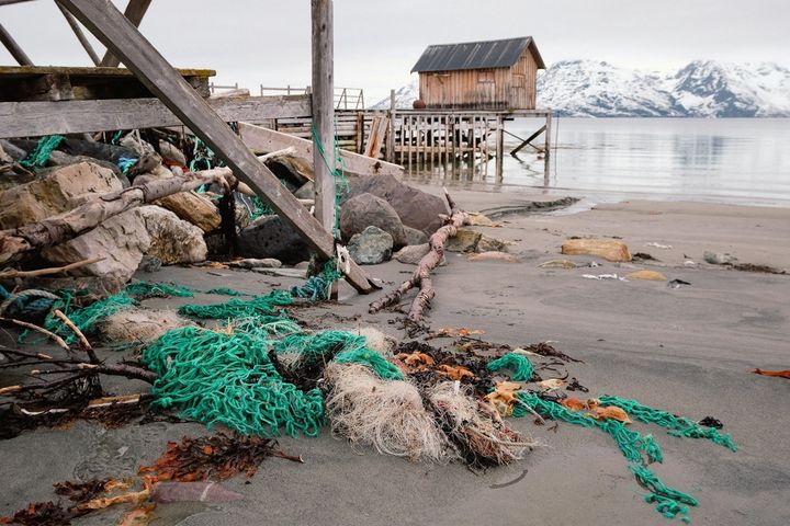 Bilde av søppel som ligger på en strand.