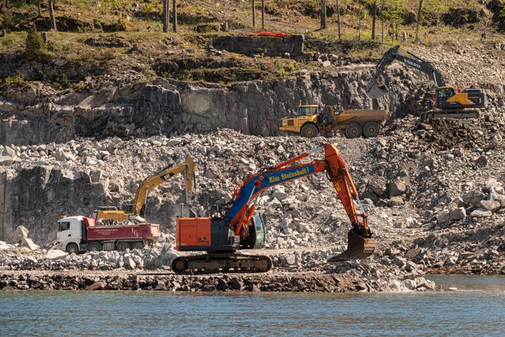 Utbyggingspresset er stort i kommunane rundt indre Oslofjord. Her frå bustad -og hamneutbygginga ved Nordre Spro på Nesodden. Ein ny rapport frå Miljødirektoratet viser at 91 prosent av kystkommunane tillèt bygging i delar av strandsona der det i utgangspunktet er forbode å byggje.