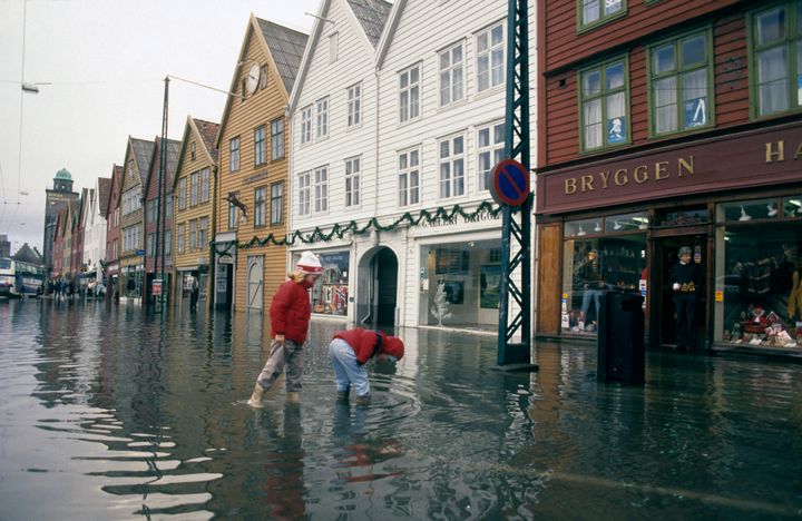 Springflo og oversvømmelse på Bryggen i Bergen.