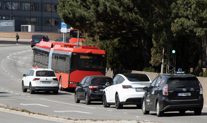 Trafikk på Helsfyr i Oslo, buss og bil