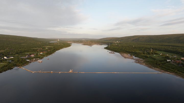 Den 400 meter lange pukkellaksfella ved Seida i Tana er nå ferdig montert og i drift. Arbeidet ble forsinket grunnet mye vann i elva. En atlantisk laks på rundt tre kilo var første fisk som gikk i fella, og den ble sendt videre opp i elva for å formere seg.